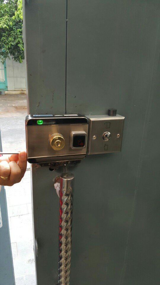 Hình ảnh lắp khóa cửa cổng mở cửa bằng remote